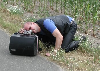 Wolfgang kniet nieder (beim Fotografieren)