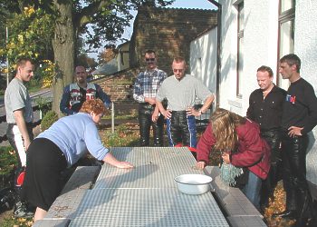 Ankunft im Restaurant in Neuknkendorf