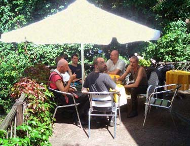 Gruppe in einem Eiscaf in Zesch