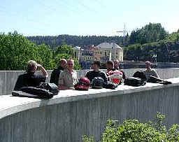 Gruppe an der Staumauer an der Bleiloch-Talsperre