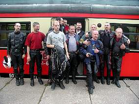 Gruppenbild vor dem Wagen der Oberweibacher Bergbahn