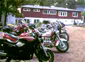 Pfingsttreffen der Nordlichter 1999 - Motorrder parken vor dem Schulllandheim Neu-Lankau