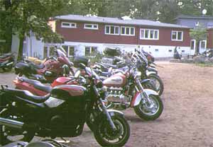 Motorrder parken vor dem Schullandheim Neu-Lankau