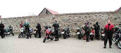 Parkplatz im Hof der Bauernschnke in Neuknkendorf