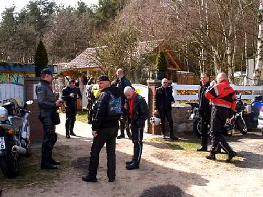 Am Eingang der Strauenfarm Jambo, Merzdorf